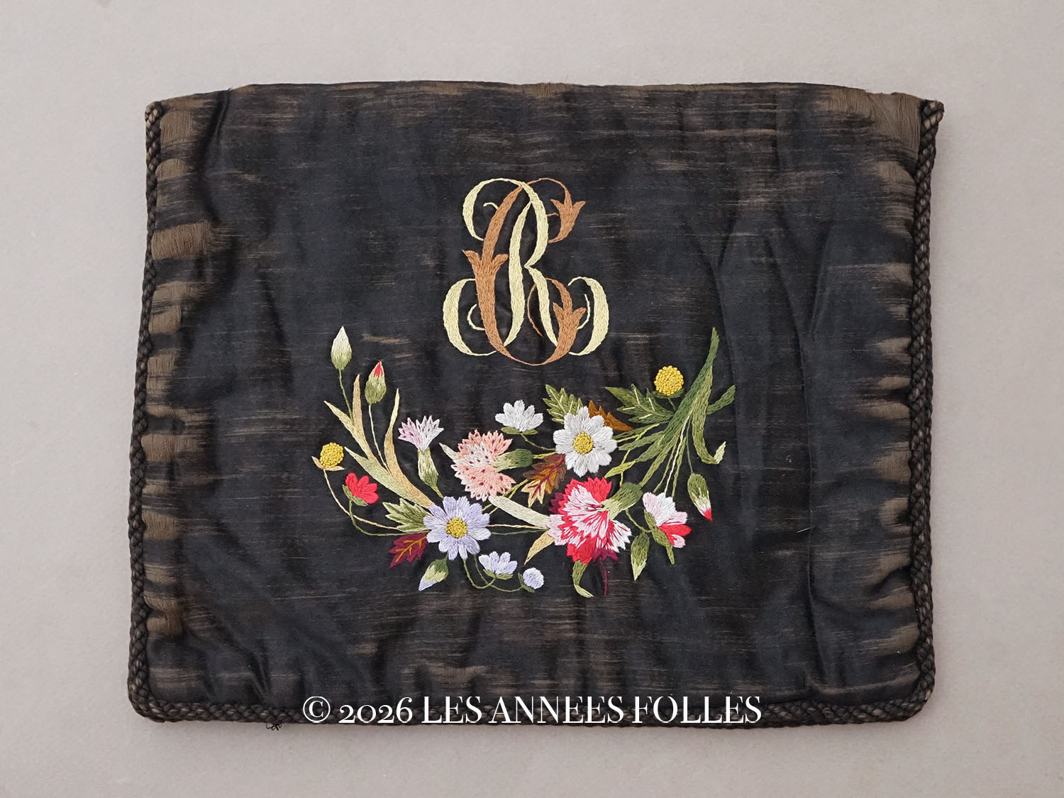 画像1: 19世紀 アンティーク シルク製 ハンキーケース モノグラム＆花刺繍 黒 ポシェット (1)