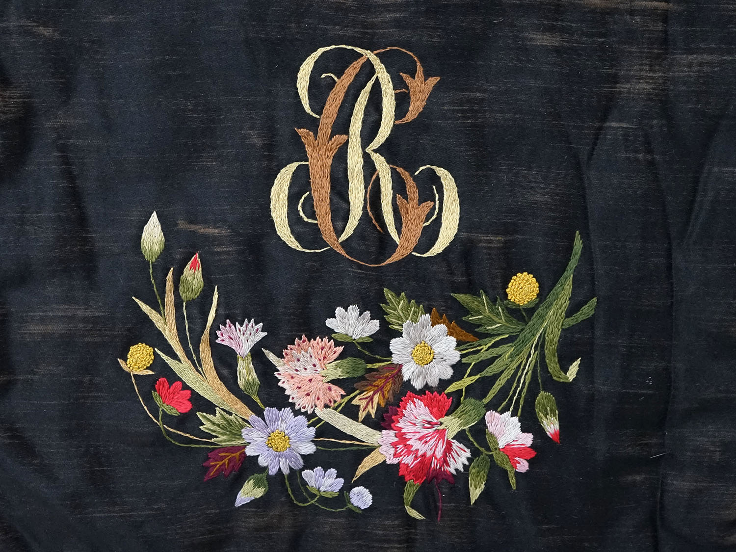 画像2: 19世紀 アンティーク シルク製 ハンキーケース モノグラム＆花刺繍 黒 ポシェット (2)