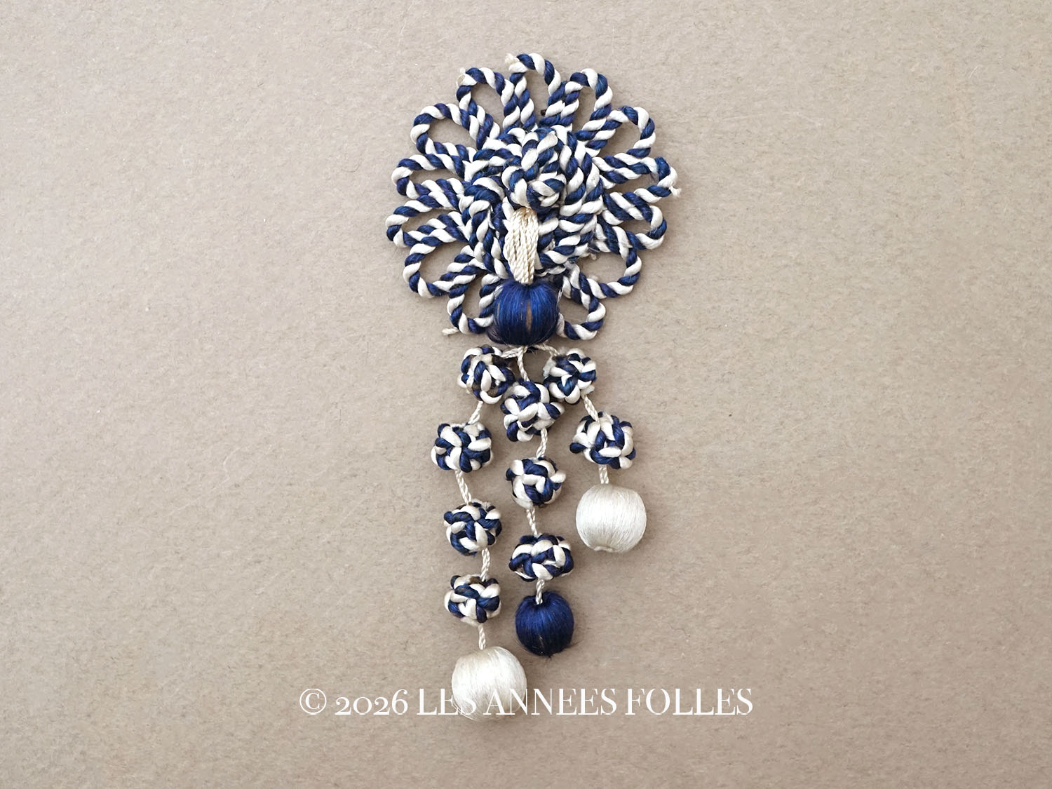 画像1: 19世紀末 アンティーク シルク製 小さなタッセル ネイビーブルー＆オフホワイト ポンポン パスマントリー  (1)