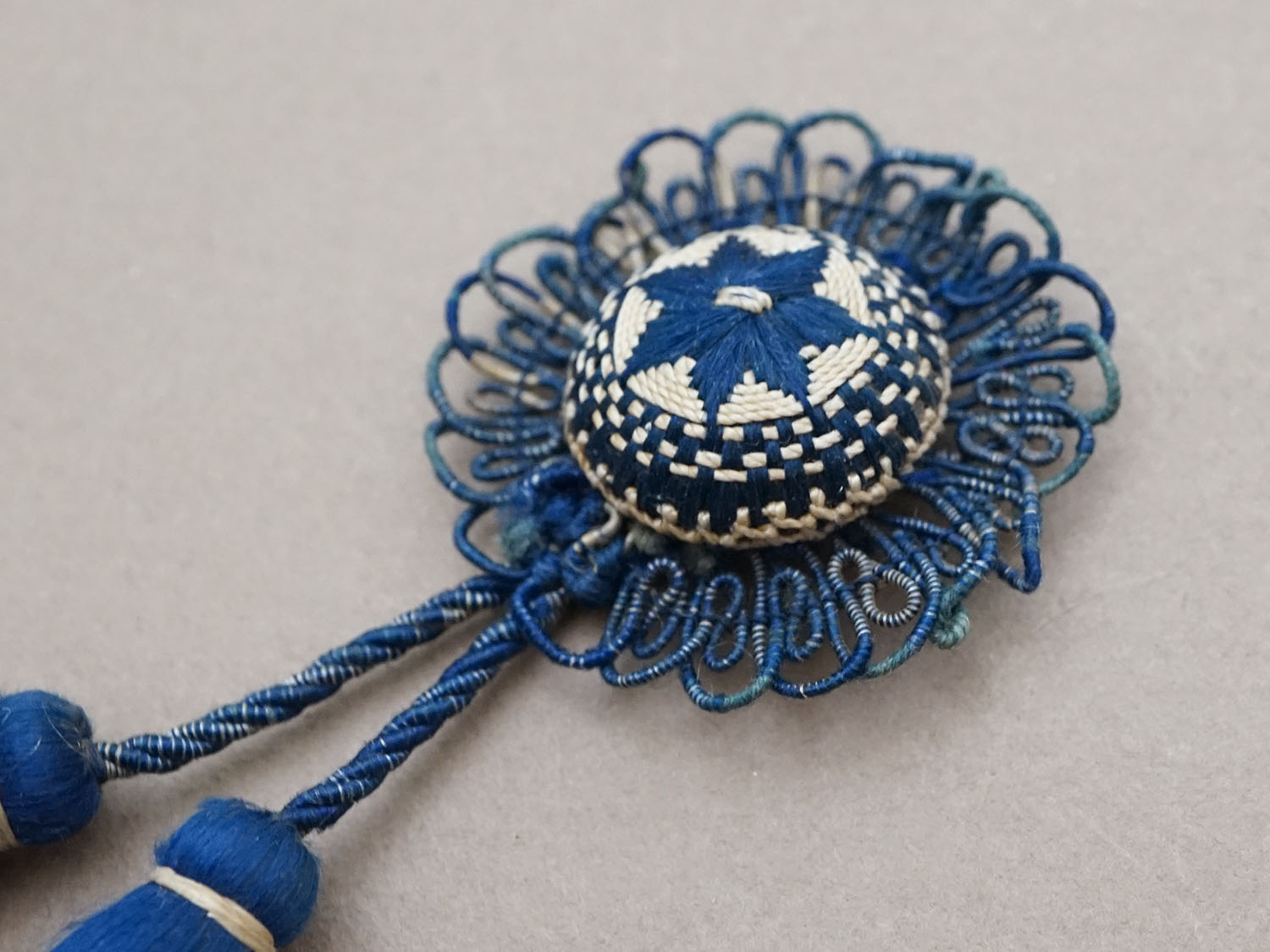 画像4: 19世紀末 アンティーク 小さなタッセル ネイビーブルー＆エクリュ ポンポン パスマントリー  (4)