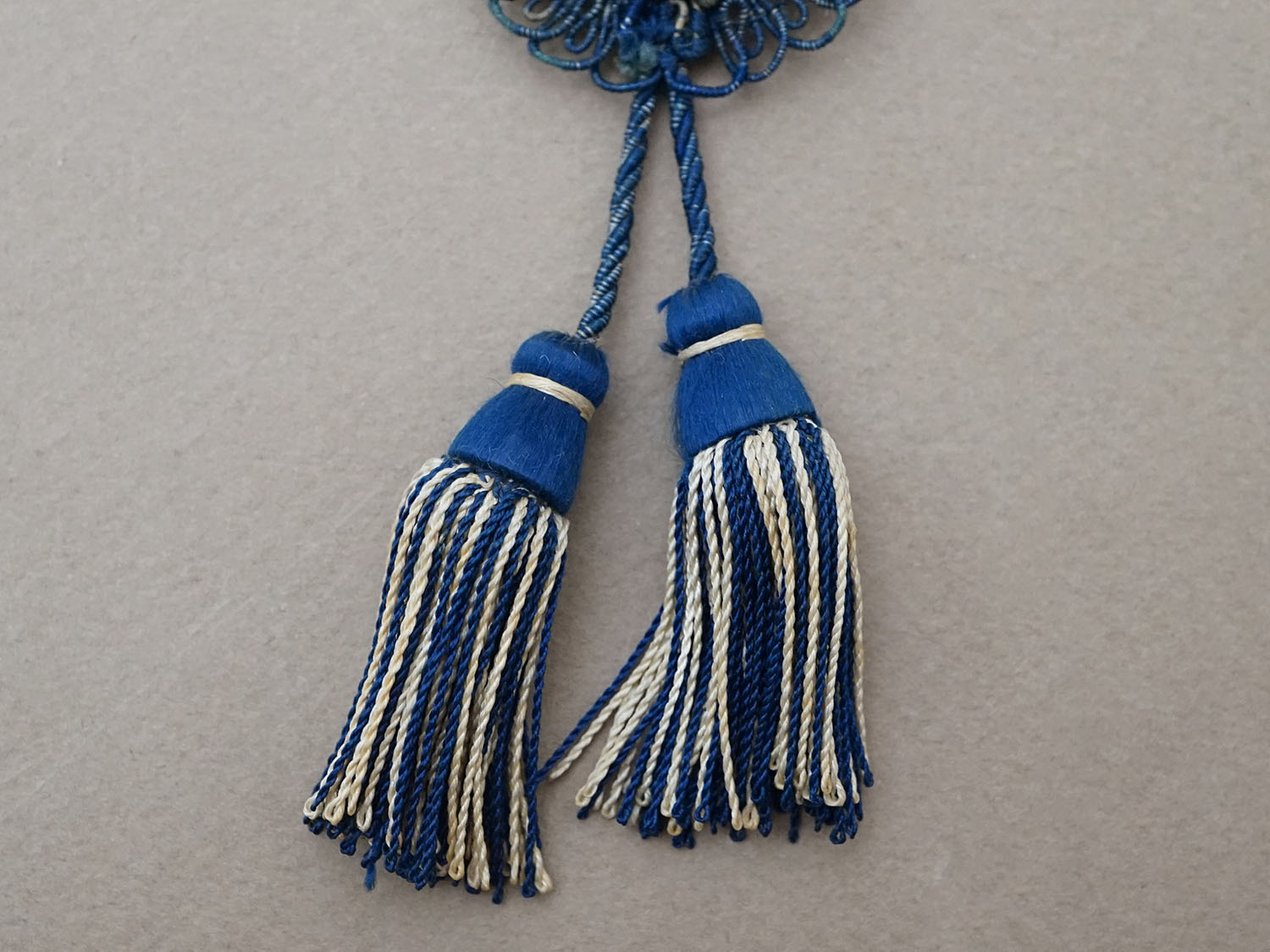 画像3: 19世紀末 アンティーク 小さなタッセル ネイビーブルー＆エクリュ ポンポン パスマントリー  (3)