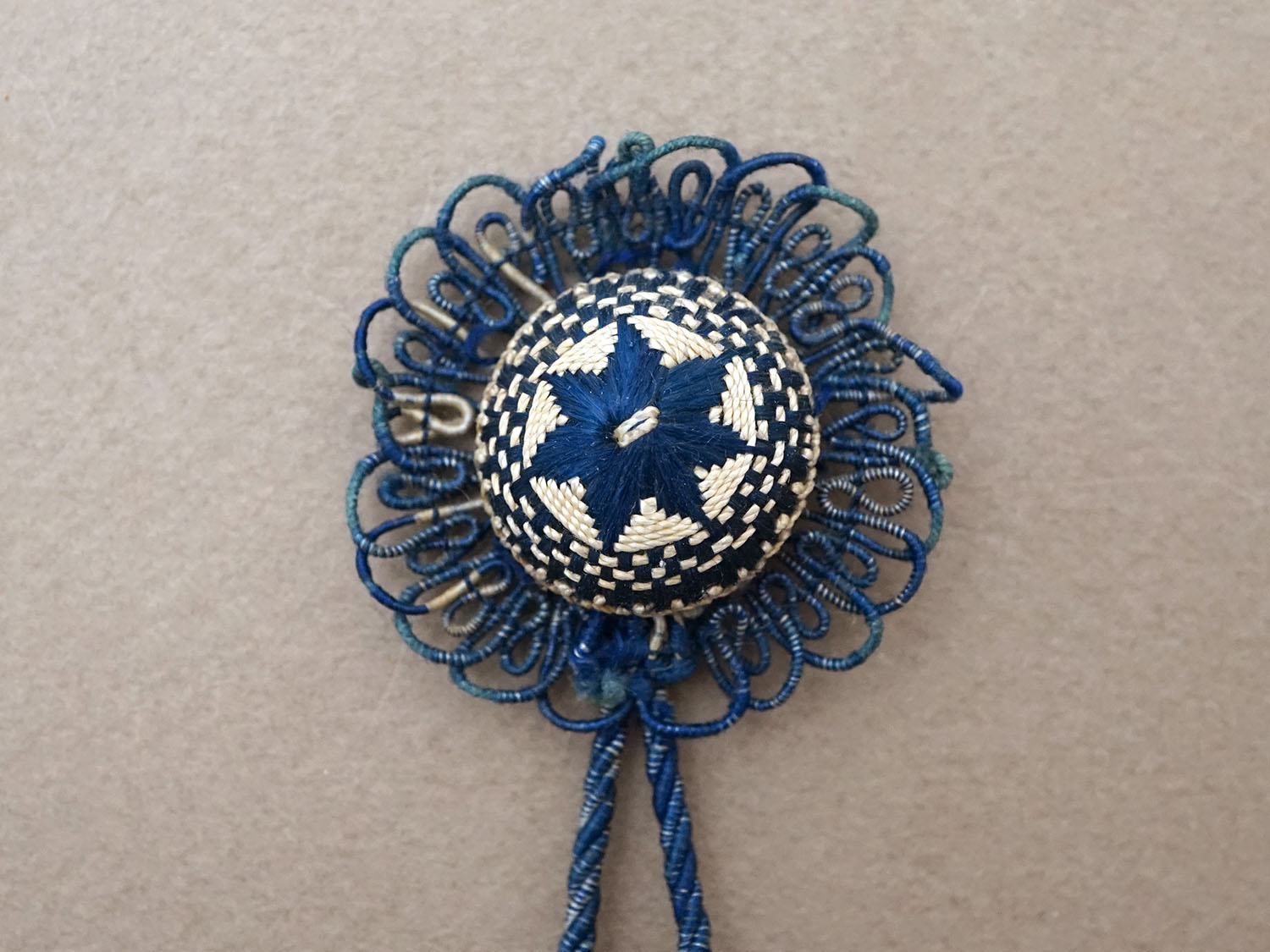 画像2: 19世紀末 アンティーク 小さなタッセル ネイビーブルー＆エクリュ ポンポン パスマントリー  (2)