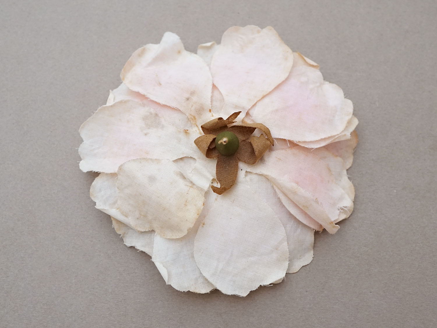 画像4: 1900年頃 アンティーク薔薇の大きな布花 パウダーピンク クウォーターロゼット咲き (4)