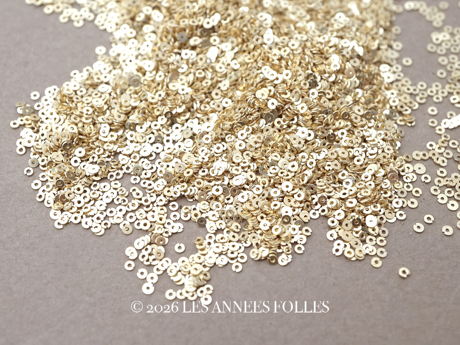 画像1: 19世紀 アンティーク シルバー製 ゴールドコーティング 極小 1mm スパンコール 200ピースのセット (1)