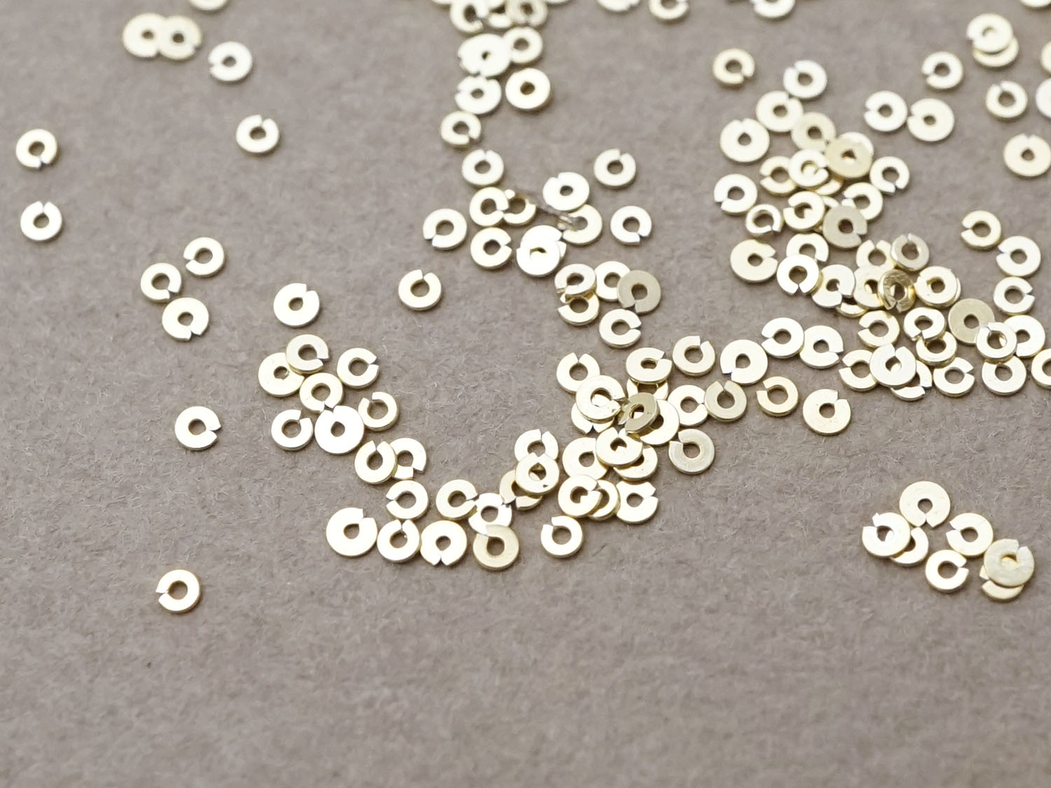 画像3: 19世紀 アンティーク シルバー製 ゴールドコーティング 極小 1mm スパンコール 200ピースのセット (3)