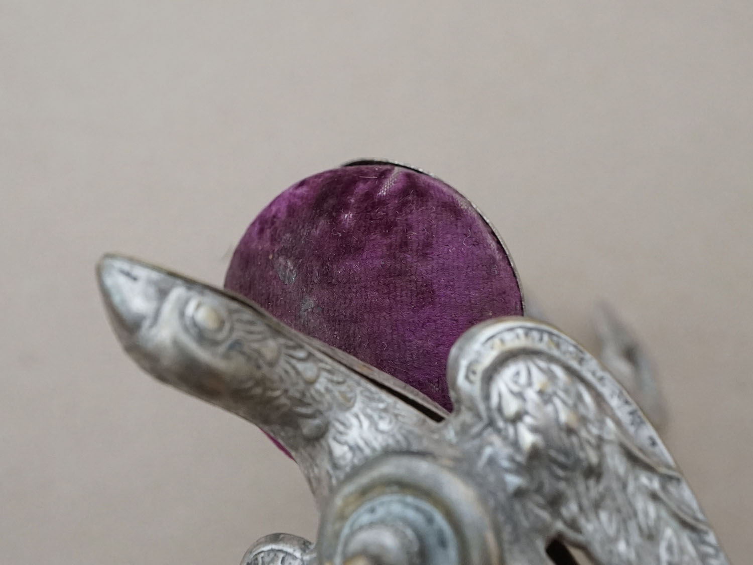 画像7: 19世紀 アンティーク 燕のピンクッション クリップ付 ヴィクトリアン (7)