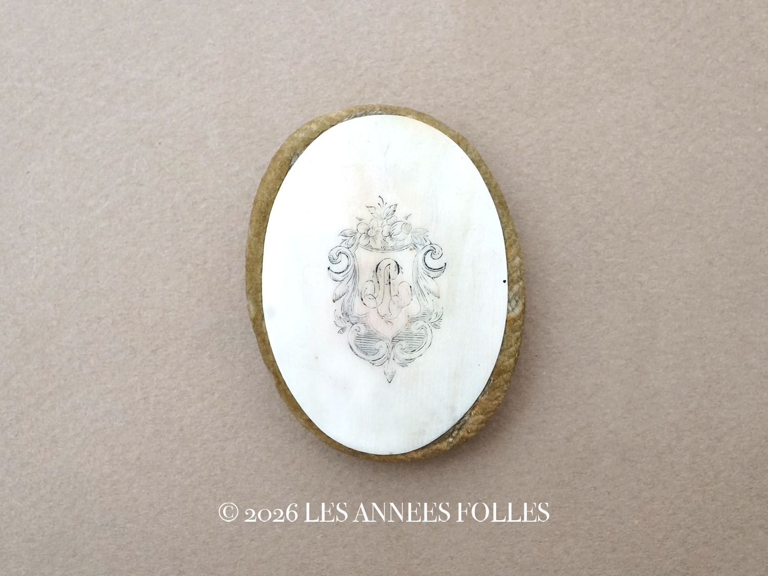 画像1: 19世紀 アンティーク ピンクッション イニシャル入りメダイヨン (1)