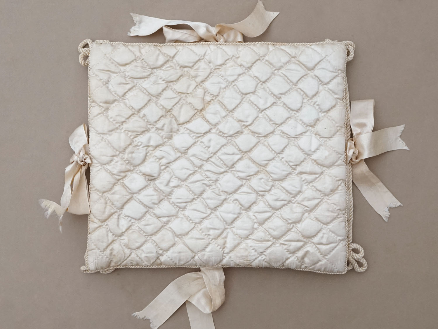 画像11: アンティーク シルク製 ハンキーケース 水色のモノグラム刺繍入り  エクリュ ハンカチ用ポシェット  (11)