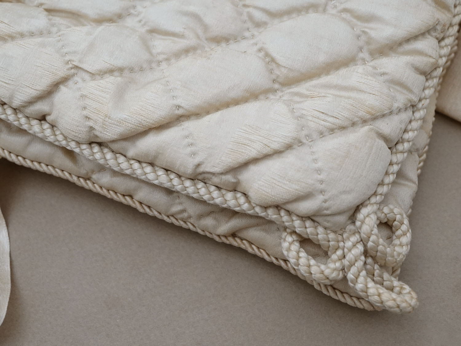 画像6: アンティーク シルク製 ハンキーケース 水色のモノグラム刺繍入り  エクリュ ハンカチ用ポシェット  (6)