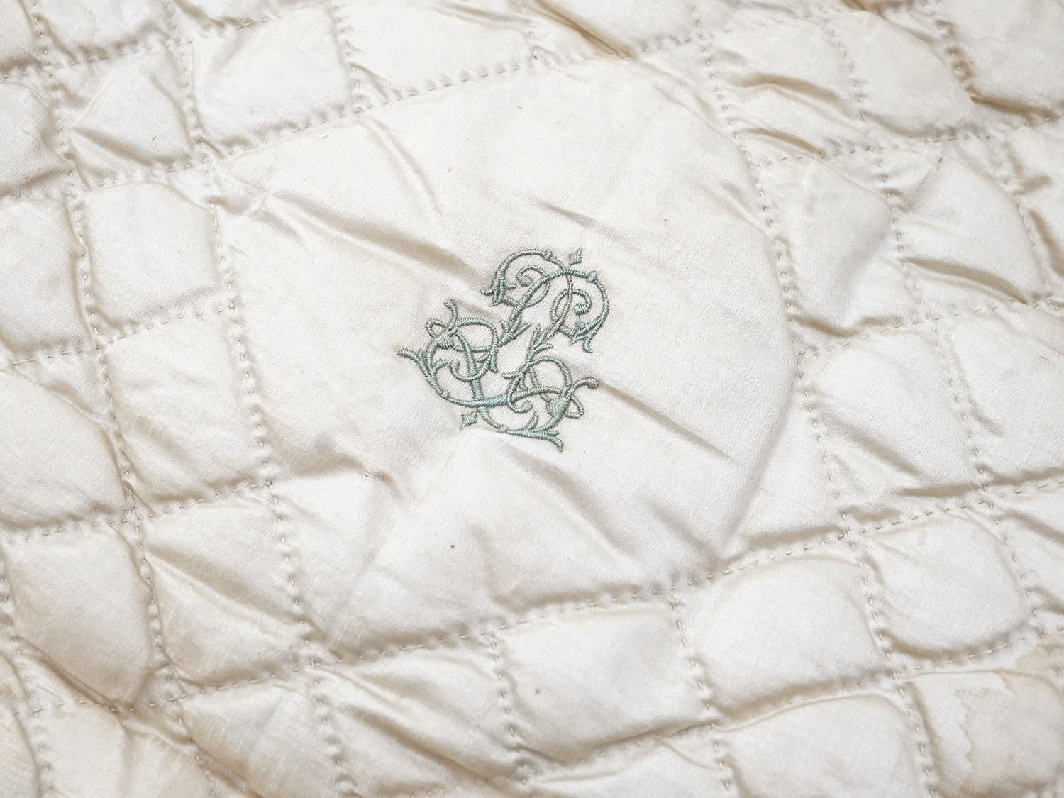 画像4: アンティーク シルク製 ハンキーケース 水色のモノグラム刺繍入り  エクリュ ハンカチ用ポシェット  (4)