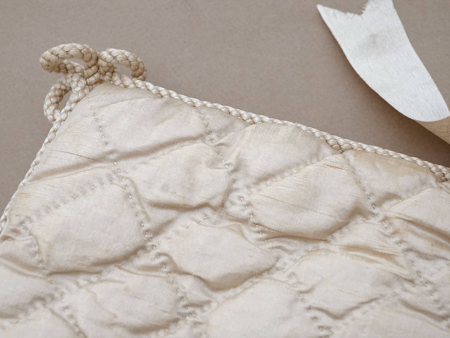 画像7: アンティーク シルク製 ハンキーケース 水色のモノグラム刺繍入り  エクリュ ハンカチ用ポシェット  (7)