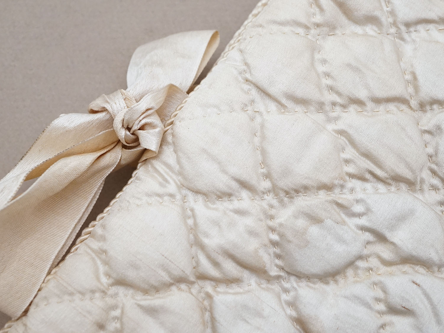 画像13: アンティーク シルク製 ハンキーケース 水色のモノグラム刺繍入り  エクリュ ハンカチ用ポシェット  (13)