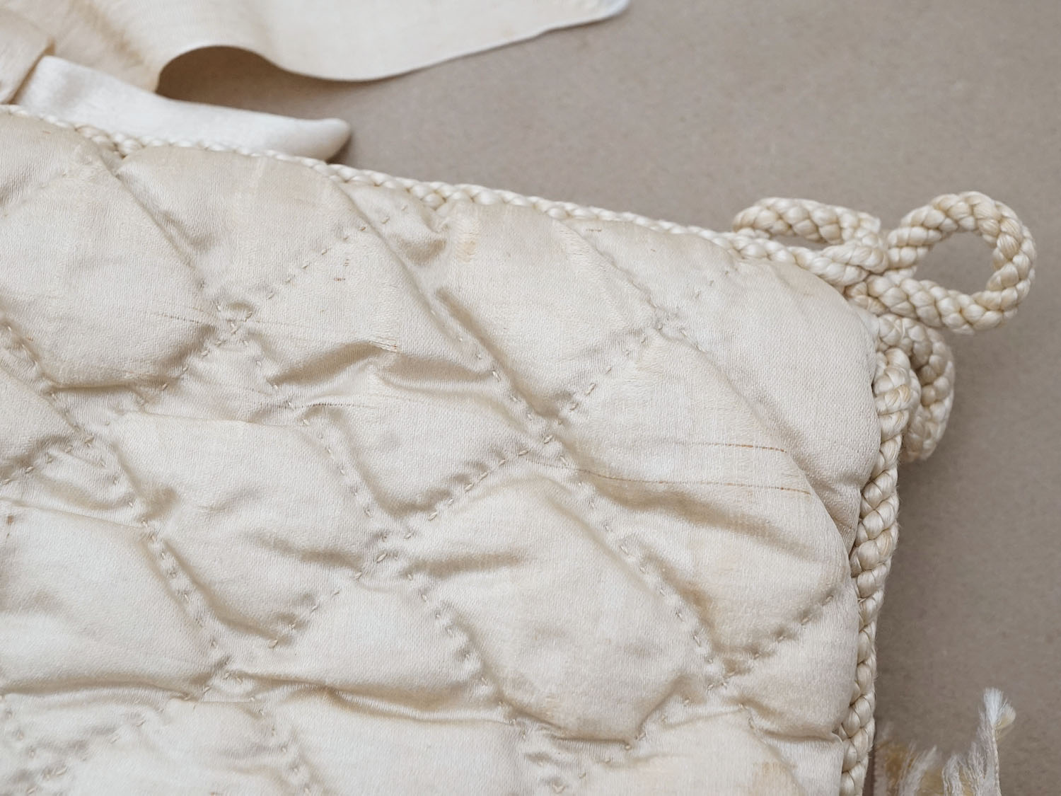 画像8: アンティーク シルク製 ハンキーケース 水色のモノグラム刺繍入り  エクリュ ハンカチ用ポシェット  (8)