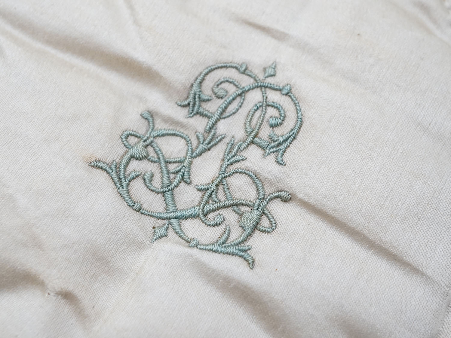 画像3: アンティーク シルク製 ハンキーケース 水色のモノグラム刺繍入り  エクリュ ハンカチ用ポシェット  (3)