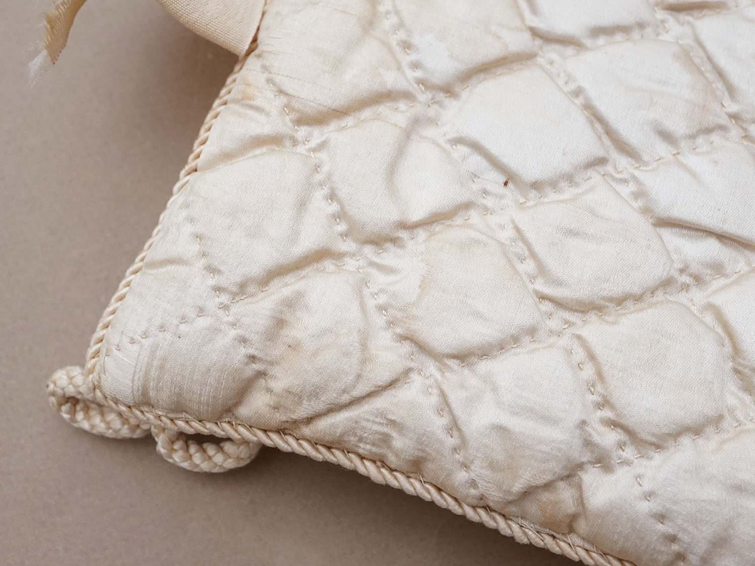 画像12: アンティーク シルク製 ハンキーケース 水色のモノグラム刺繍入り  エクリュ ハンカチ用ポシェット  (12)