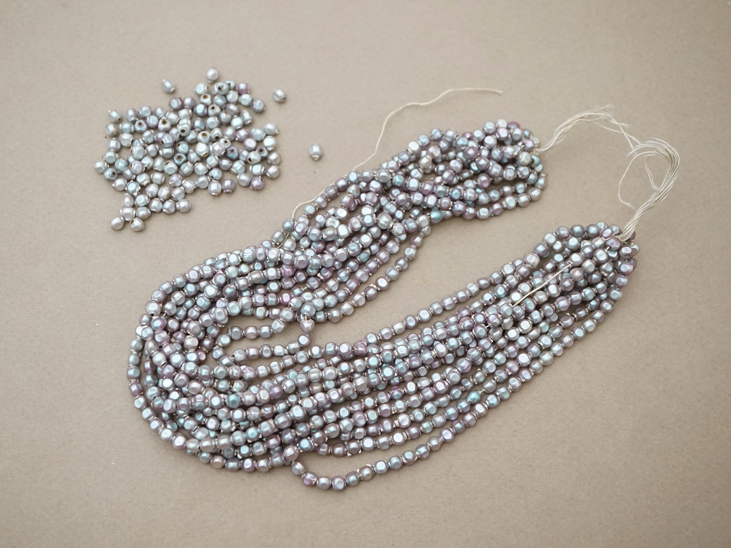 画像2:  アンティーク サフィレット色 スフレビーズ キューブ型 4mm 約840ピースのセット 吹きガラス製 ビーズ  (2)