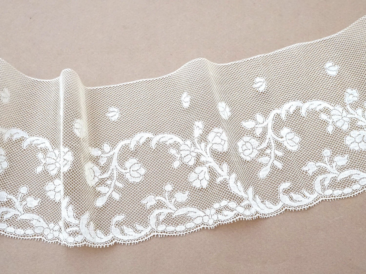 画像2: 19世紀 アンティーク 手編みの ヴァランシエンヌレース 花模様 幅10.6cm (2)