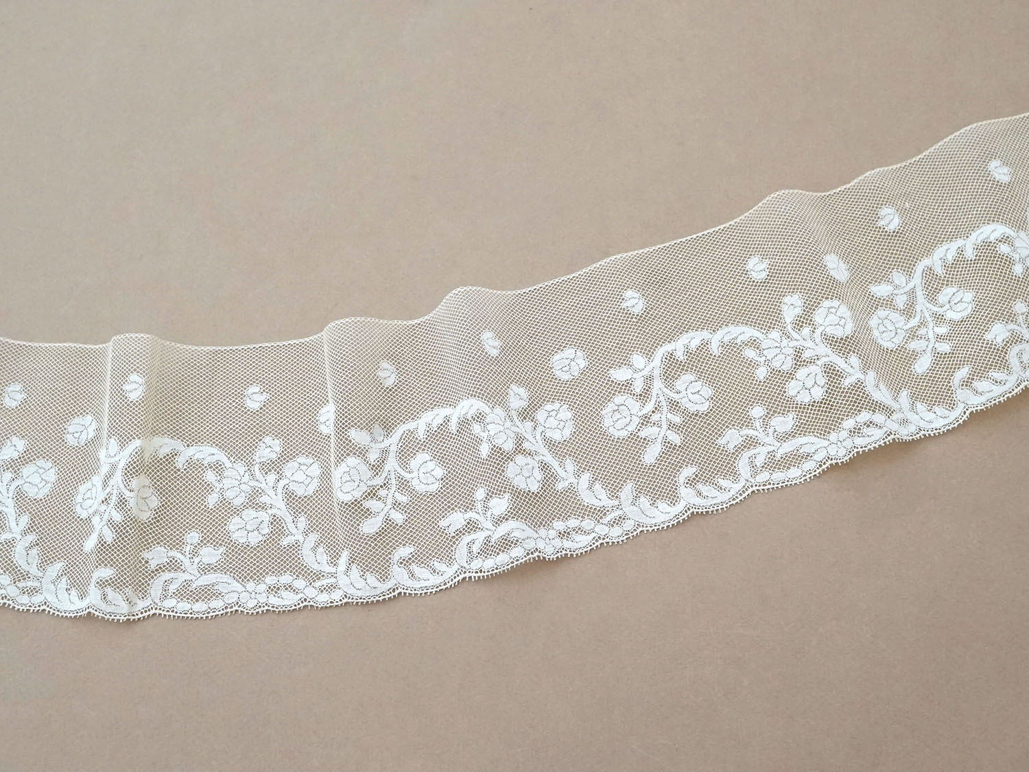 画像7: 19世紀 アンティーク 手編みの ヴァランシエンヌレース 花模様 幅10.6cm (7)