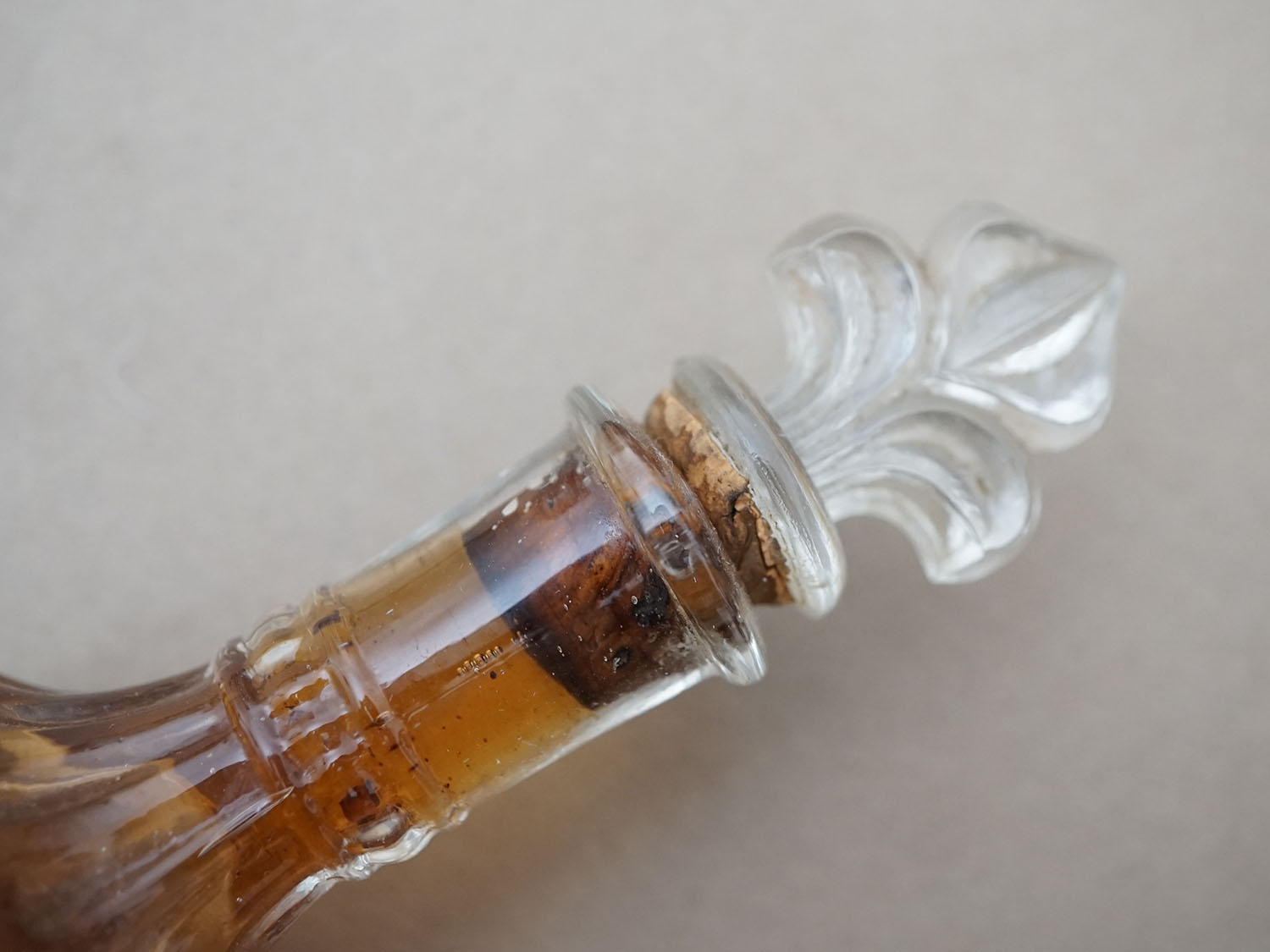 画像8: 19世紀 アンティーク 百合の紋章型の栓付き 小さなパフュームボトル - GELLE FRERES PARIS - (8)