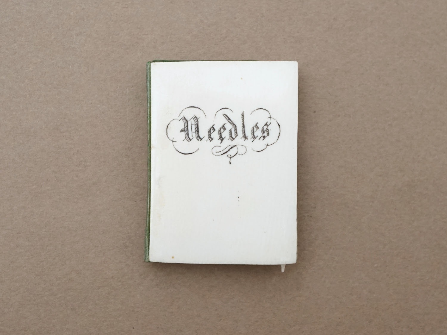 画像2: 19世紀 アンティーク ドール用 ニードルケース ボーン製 グリーンのベルベット ドールハウス NEEDLES (2)