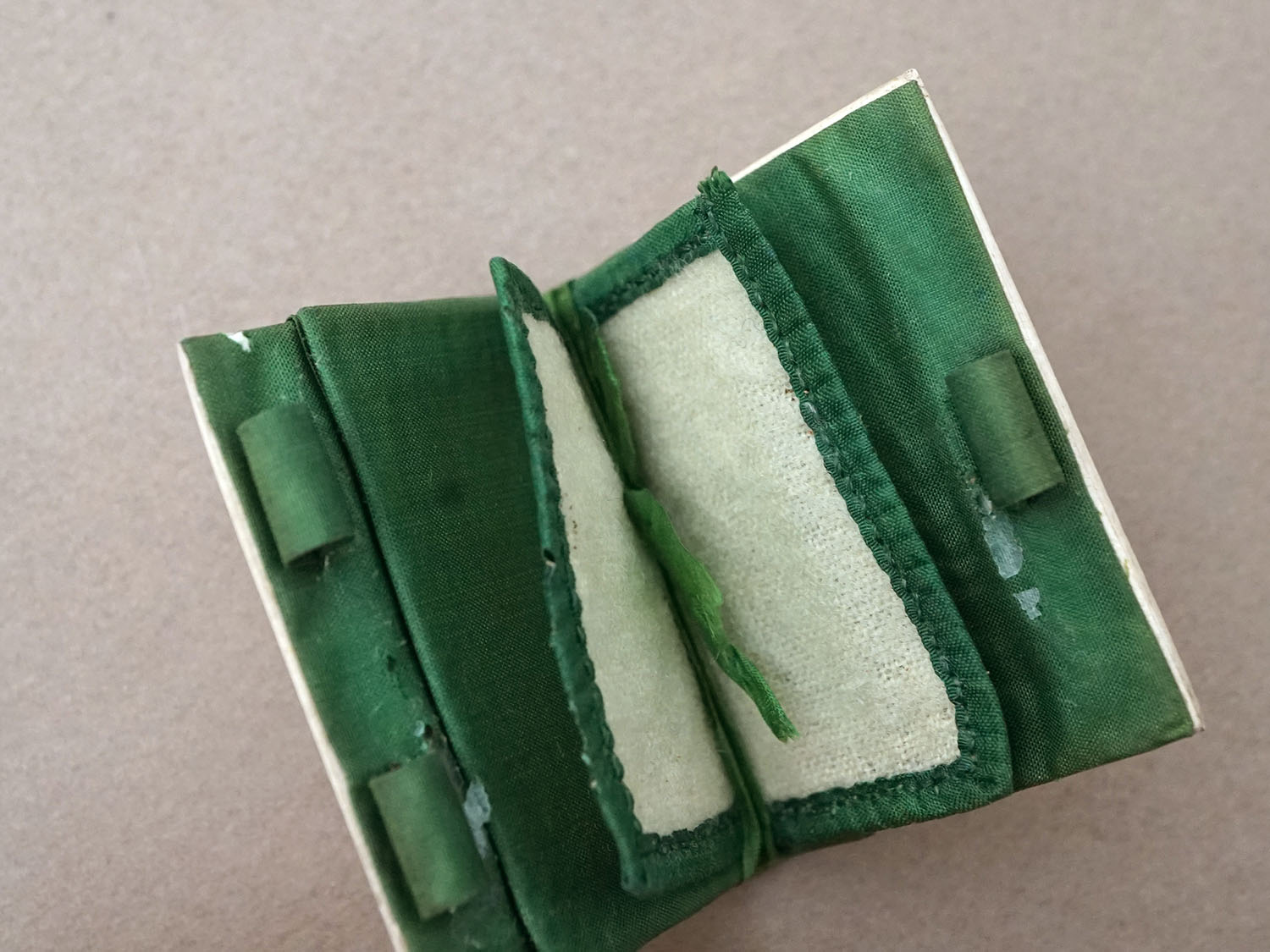 画像7: 19世紀 アンティーク ドール用 ニードルケース ボーン製 グリーンのベルベット ドールハウス NEEDLES (7)