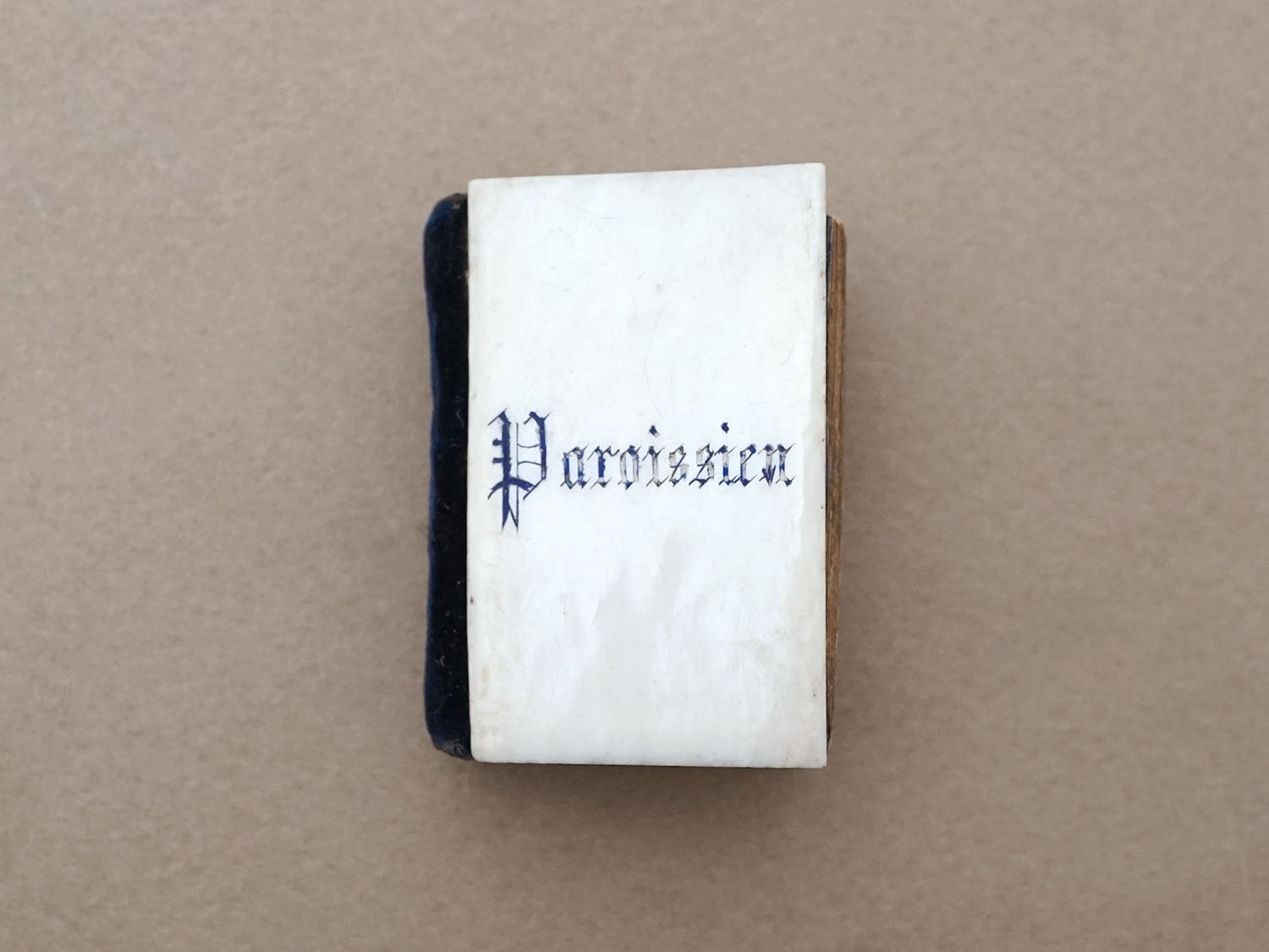 画像2: 19世紀 アンティーク ドール用 祈祷書 ボーン製 ダークブルーのベルベット ドールハウス PAROISSIEN (2)