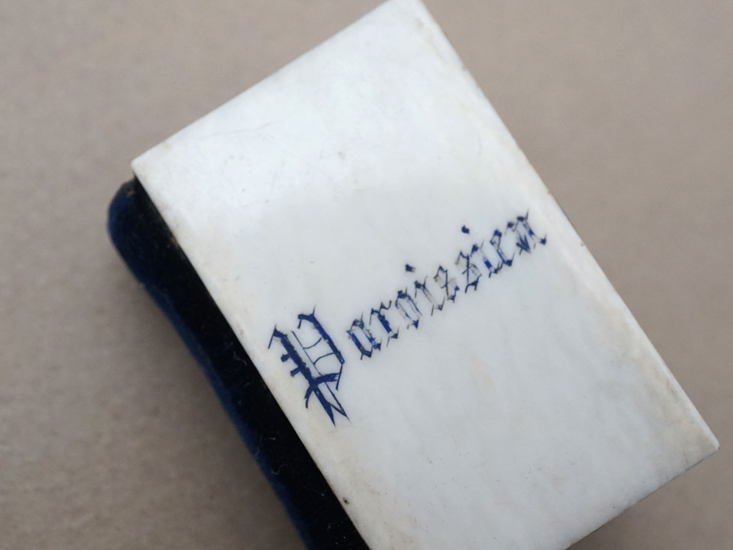 画像4: 19世紀 アンティーク ドール用 祈祷書 ボーン製 ダークブルーのベルベット ドールハウス PAROISSIEN (4)