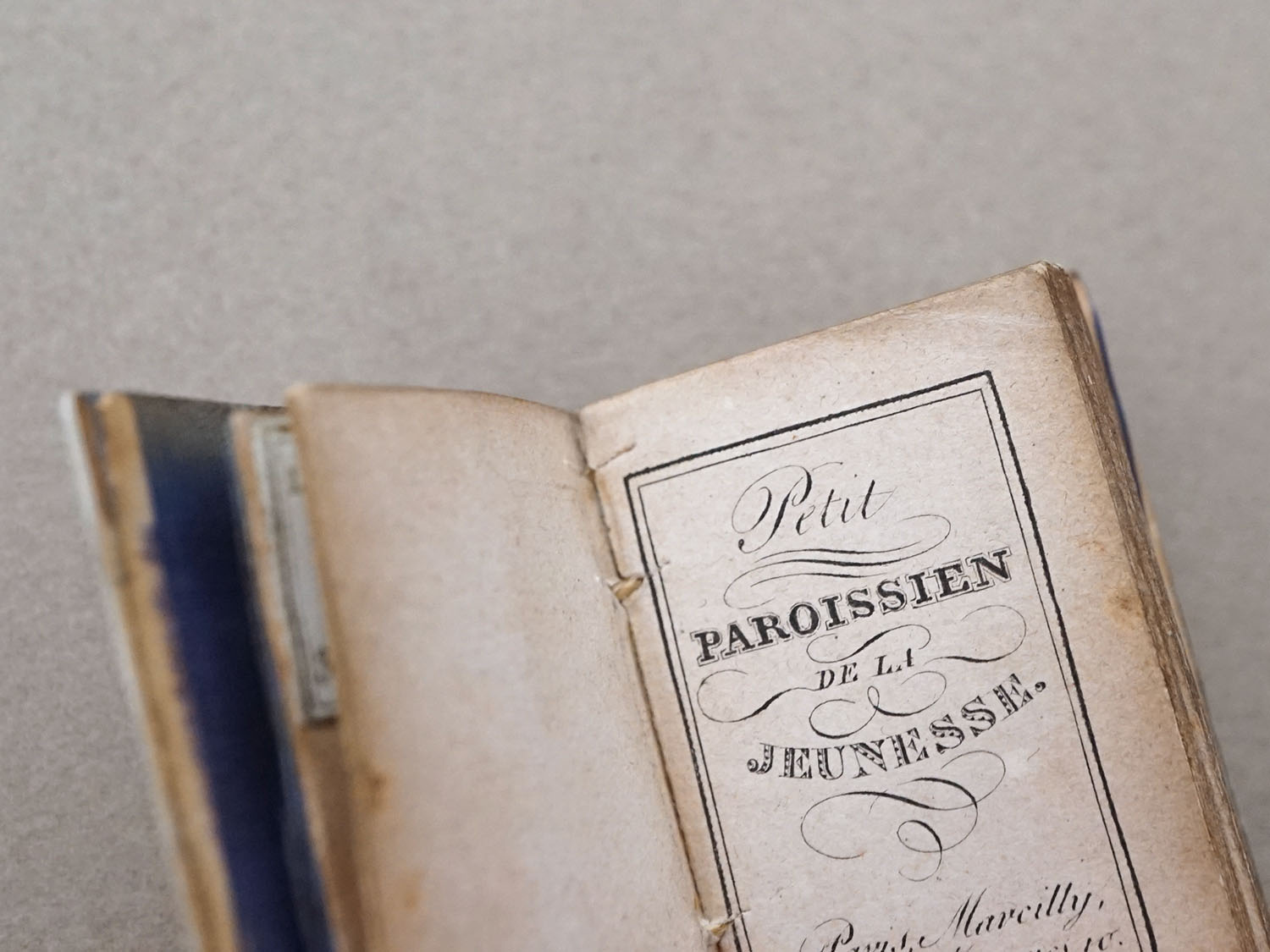 画像9: 19世紀 アンティーク ドール用 祈祷書 ボーン製 ダークブルーのベルベット ドールハウス PAROISSIEN (9)