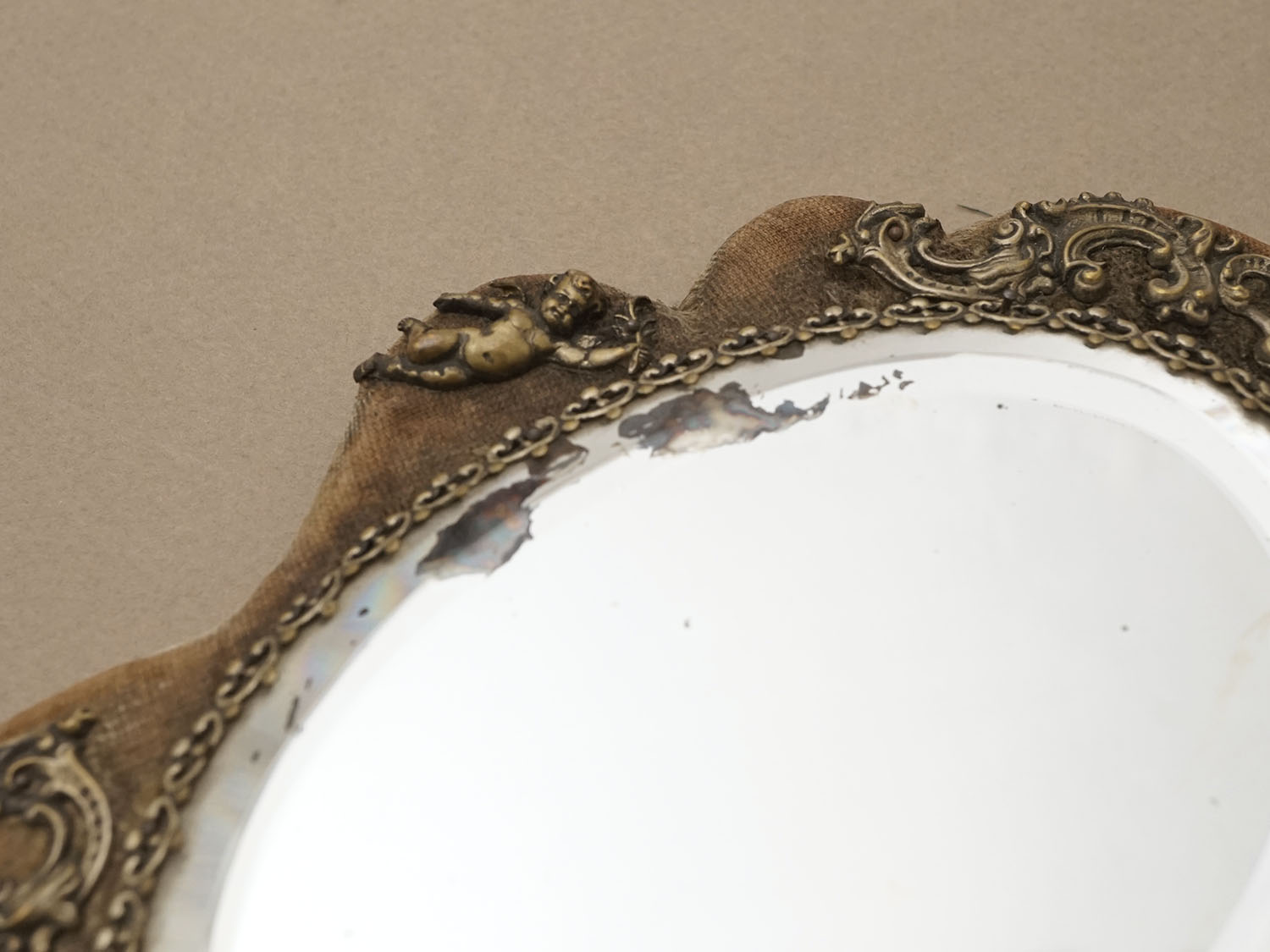 画像7: ＊蚤の市＊19世紀 アンティーク 天使＆ロカイユ装飾の手鏡 ブラウンのベルベット (7)