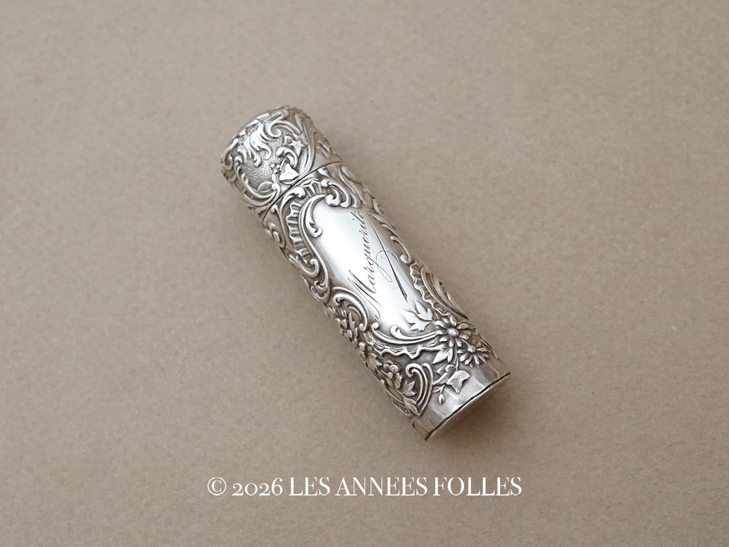 画像1:  アンティーク シルバー製 携帯用 パフュームボトル クリスタルの栓 ロカイユ装飾 花模様 MARQUERITE (1)