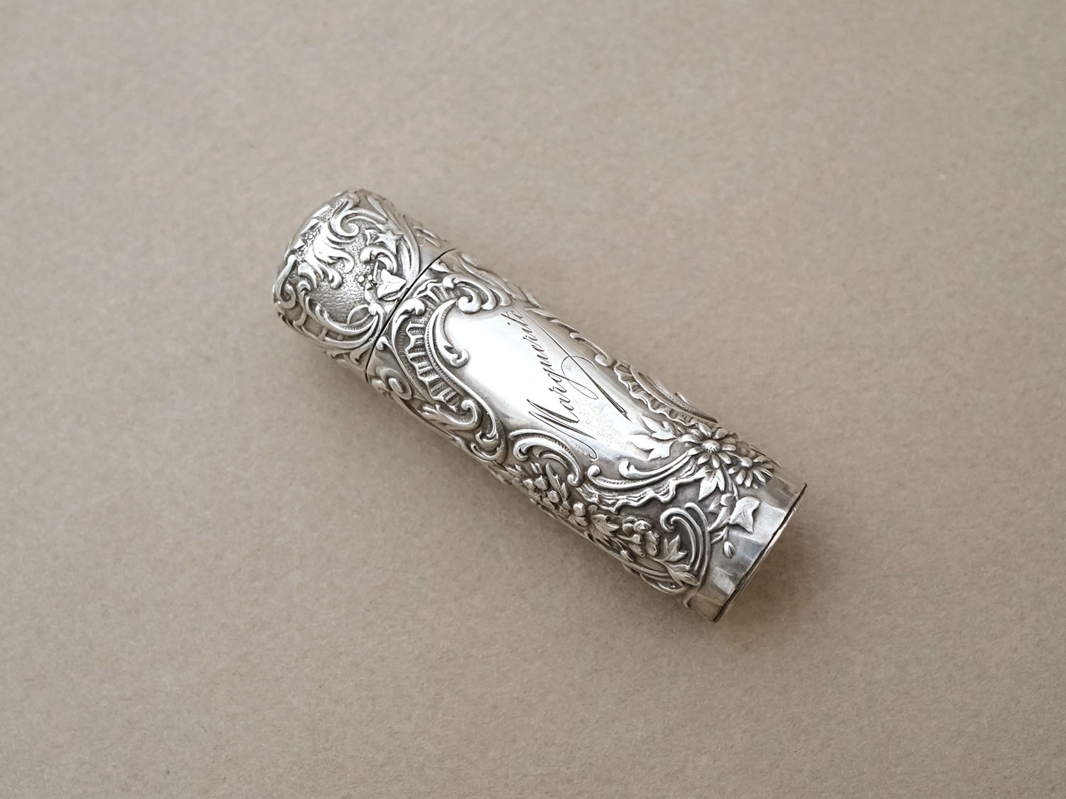 画像2:  アンティーク シルバー製 携帯用 パフュームボトル クリスタルの栓 ロカイユ装飾 花模様 MARQUERITE (2)