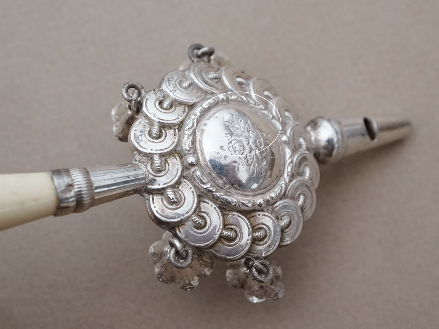 画像4: ＊蚤の市＊19世紀 ナポレオン3世時代 アンティーク ラトル シルバー製 花模様 (4)