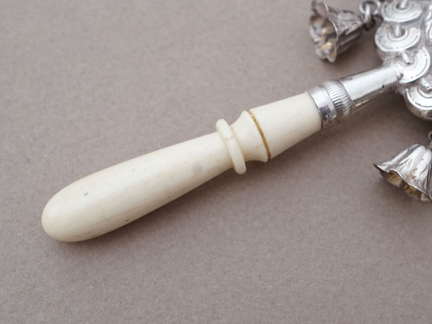 画像2: ＊蚤の市＊19世紀 ナポレオン3世時代 アンティーク ラトル シルバー製 花模様 (2)