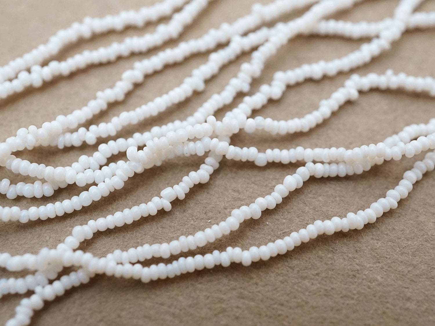 画像4: アンティーク 極小 シードビーズ ホワイト 10連の束 1cm=16〜17粒 キャビアビーズ マイクロビーズ (4)