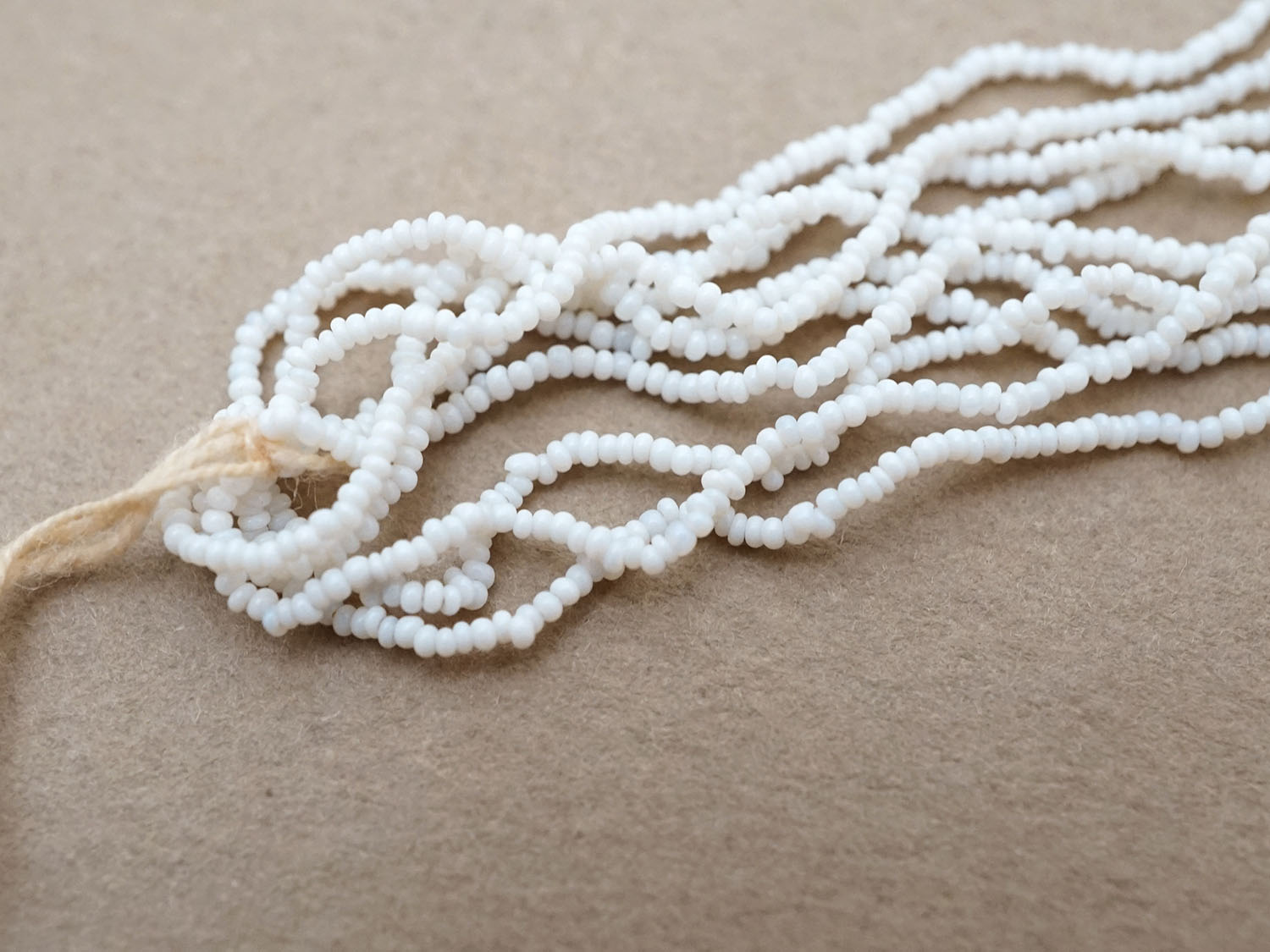 画像3: アンティーク 極小 シードビーズ ホワイト 10連の束 1cm=16〜17粒 キャビアビーズ マイクロビーズ (3)