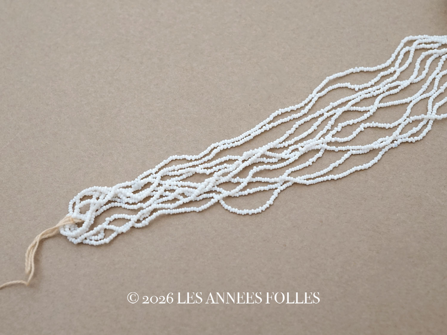 画像1: アンティーク 極小 シードビーズ ホワイト 10連の束 1cm=16〜17粒 キャビアビーズ マイクロビーズ (1)