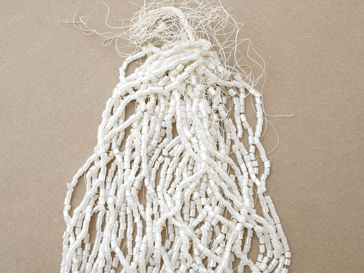 画像2: アンティーク ガラスビーズ  ホワイトラスター シードビーズ 71〜74g (2)