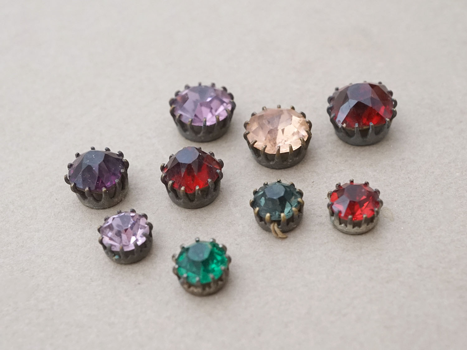 画像2: 19世紀末 アンティーク グラスストーン 9ピースのセット ラインストーン (2)