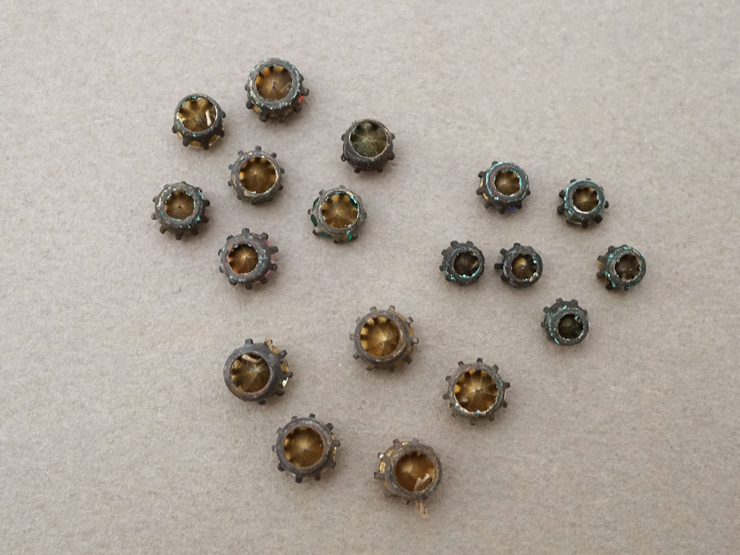 画像3: 19世紀末 アンティーク グラスストーン 18ピースのセット ラインストーン (3)