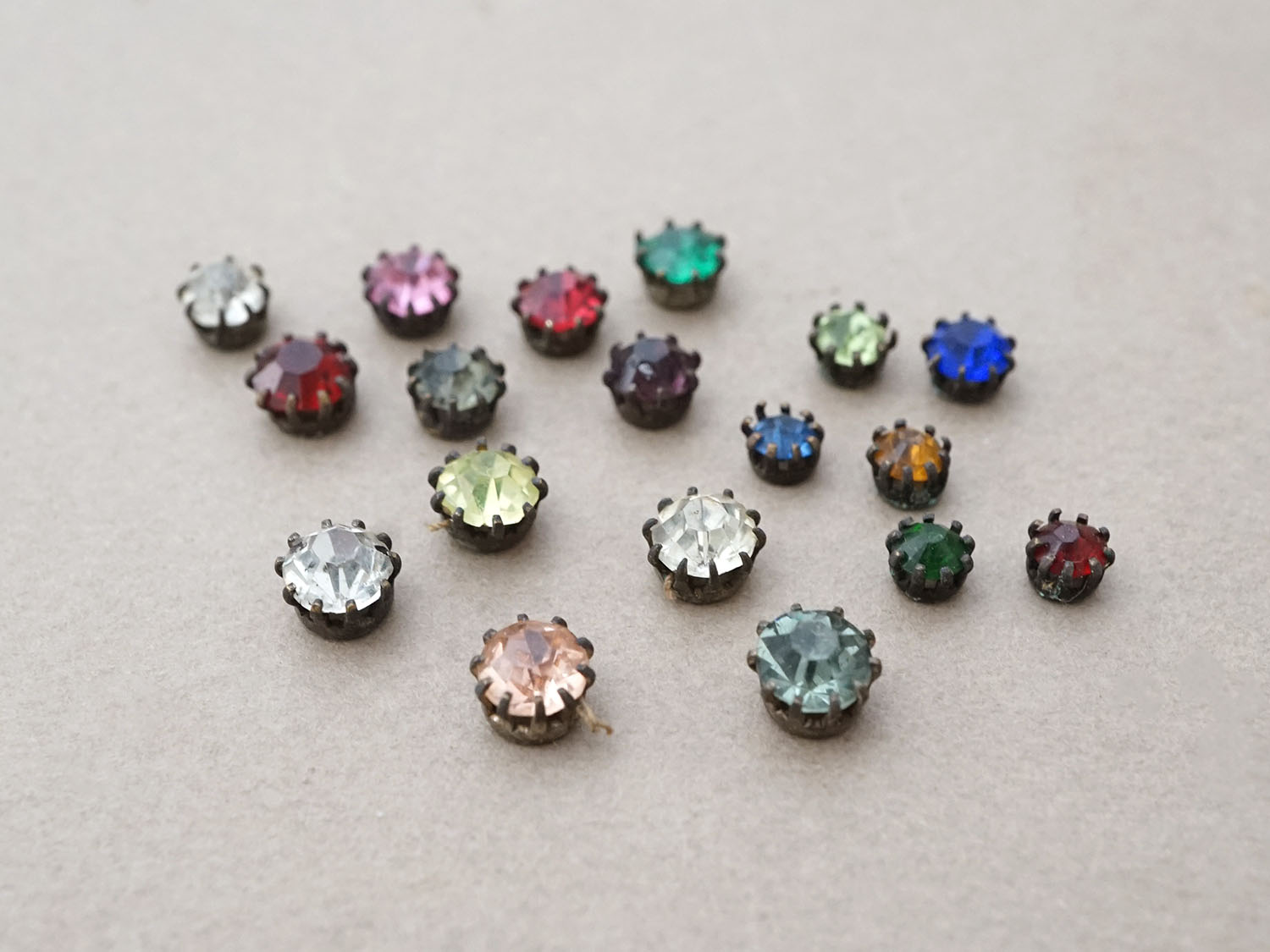 画像2: 19世紀末 アンティーク グラスストーン 18ピースのセット ラインストーン (2)