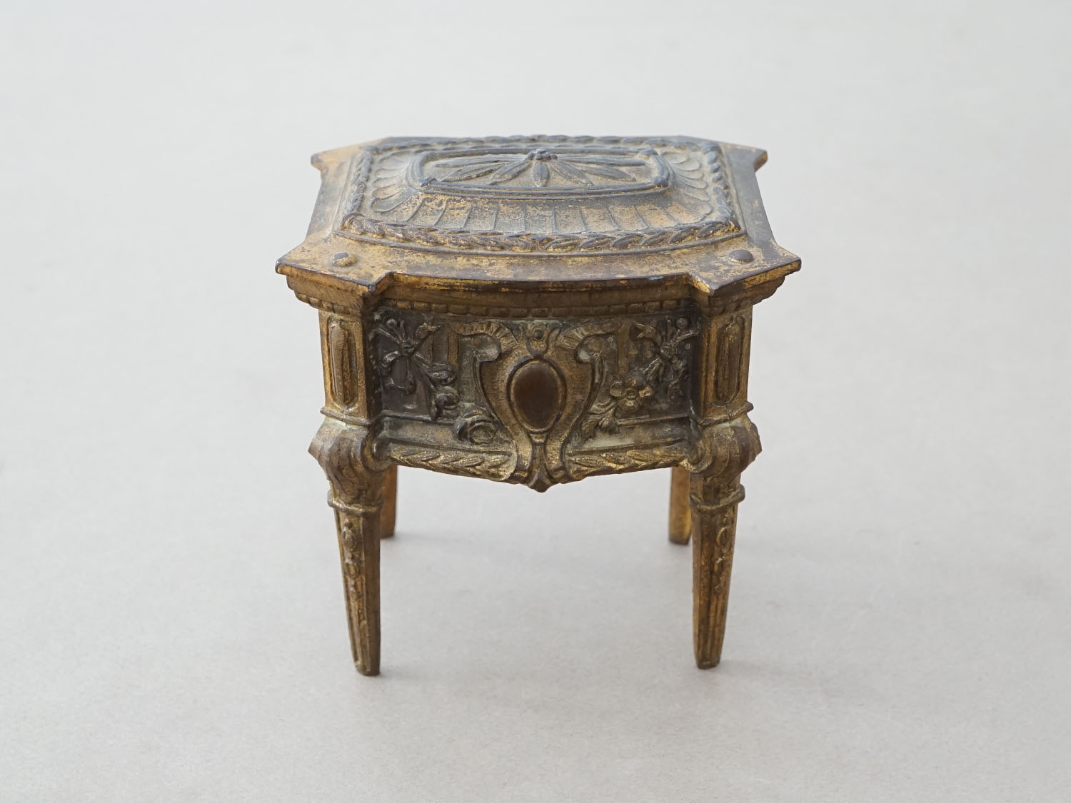 画像3: アンティーク 薔薇＆リボンのガーランドのジュエリーケース ルイ16世スタイル パウダーブルーのシルク製クッション　 (3)