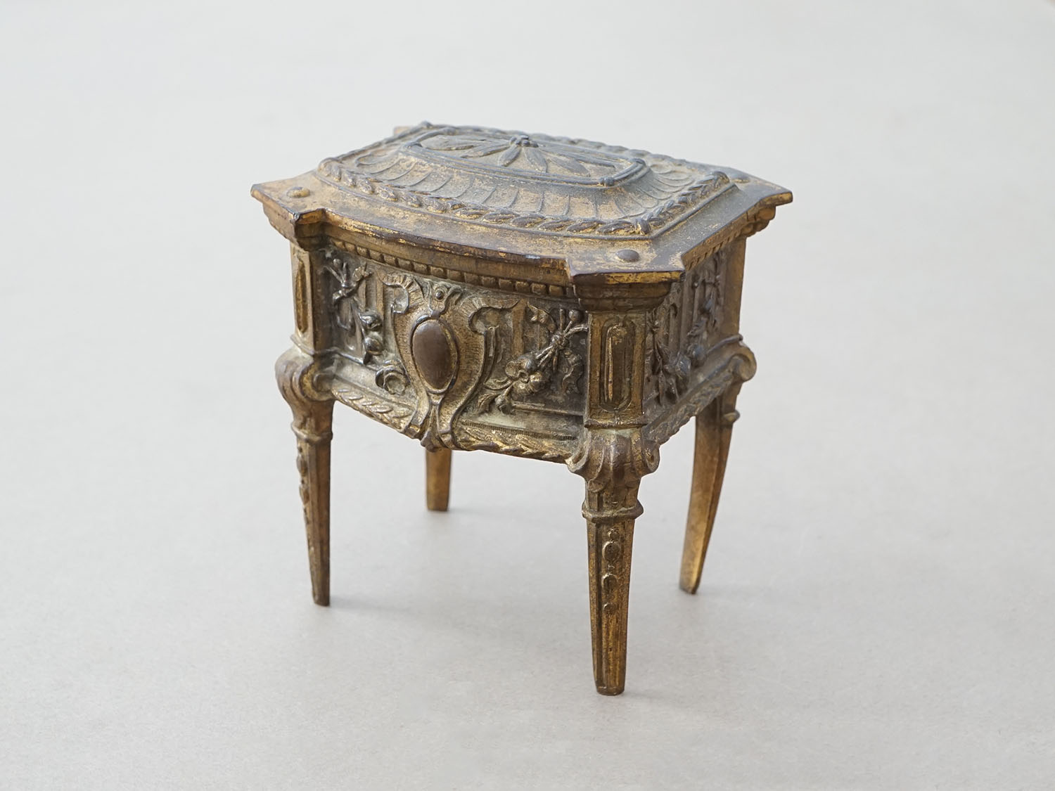 画像2: アンティーク 薔薇＆リボンのガーランドのジュエリーケース ルイ16世スタイル パウダーブルーのシルク製クッション　 (2)