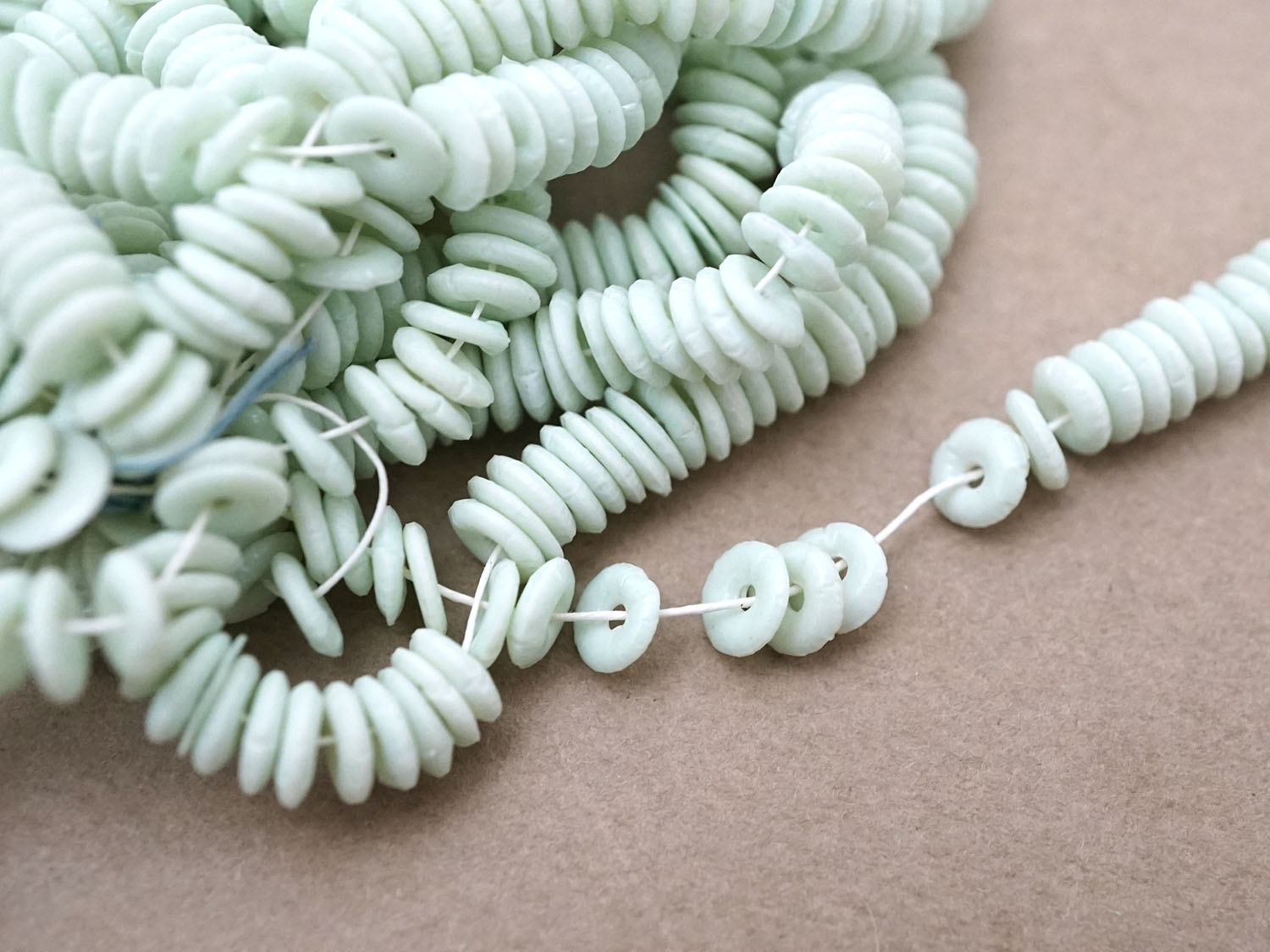 画像2: アンティーク ゼラチン製 スフレ スパンコール アップルグリーン 4mm 約1400ピース COL 17 (2)