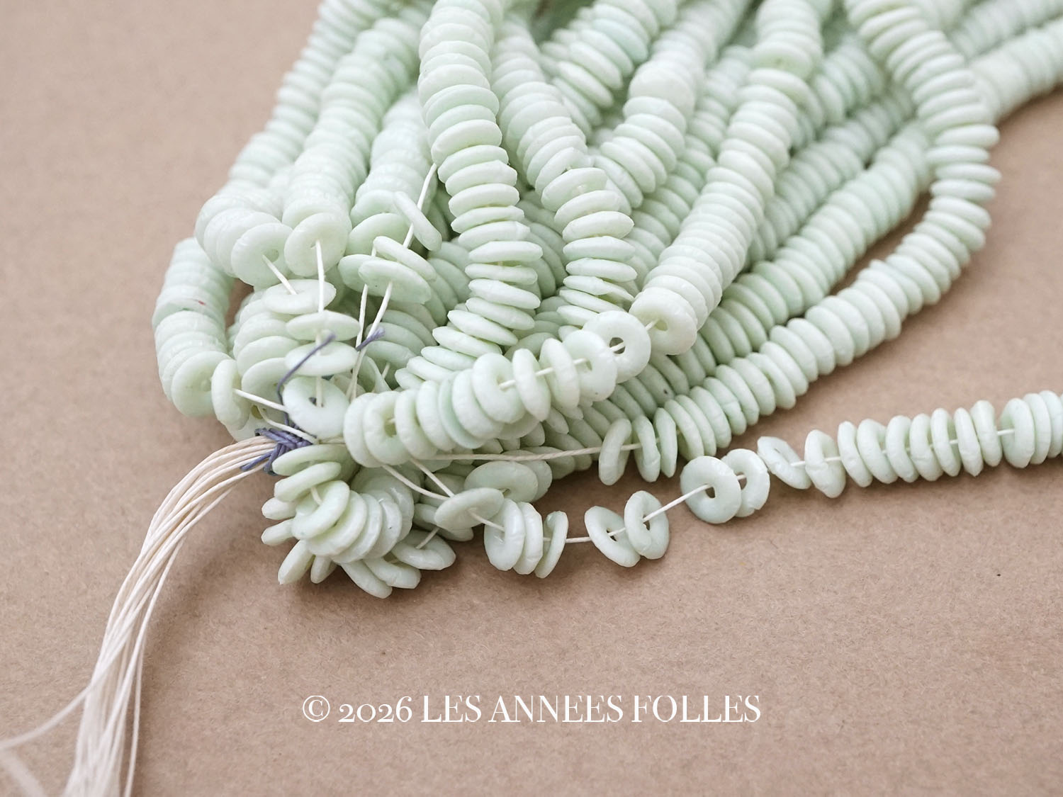 画像1: アンティーク ゼラチン製 スフレ スパンコール アップルグリーン 4mm 約1400ピース COL 17 (1)