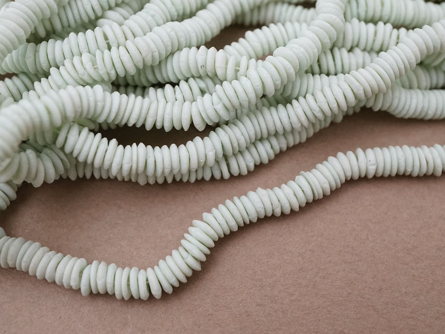 画像3: アンティーク ゼラチン製 スフレ スパンコール アップルグリーン 4mm 約1400ピース COL 17 (3)