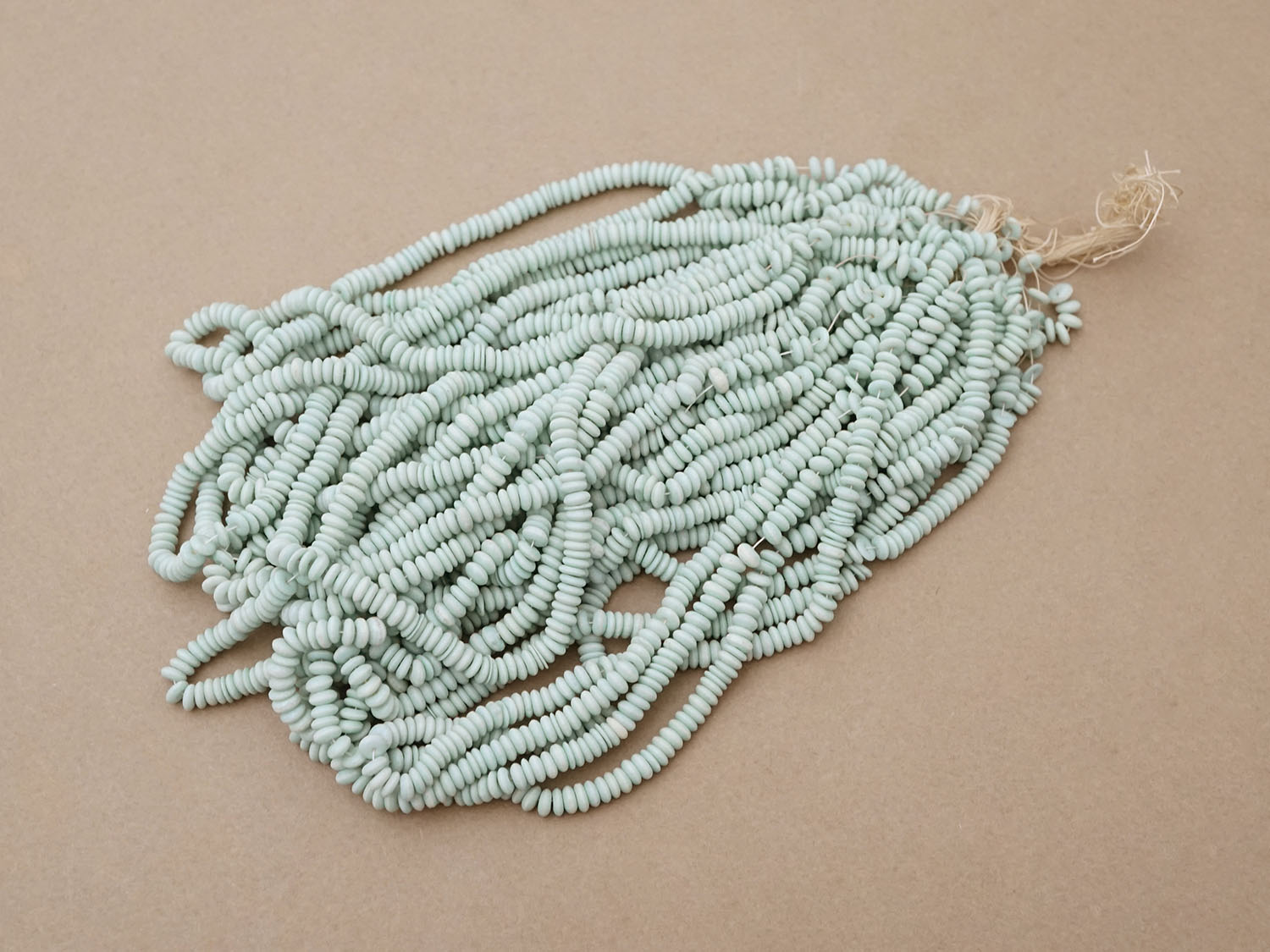 画像4: アンティーク ゼラチン製  スフレ ラムネのような スパンコール ウォーターグリーン 4mm 約1700ピース  COL 3 (4)