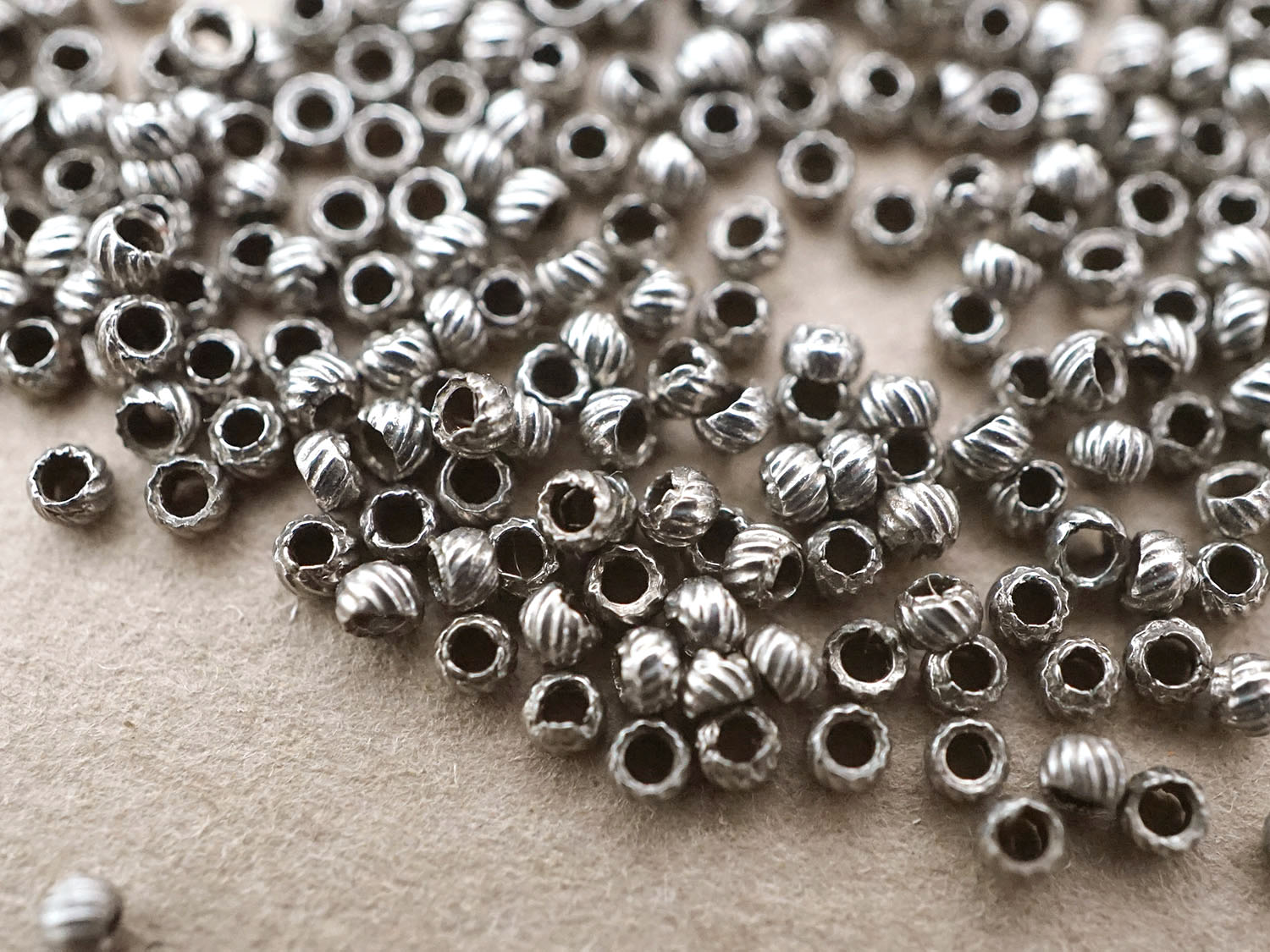 画像3: 19世紀末 アンティーク メタルビーズ ひねり模様入り シルバー  (3)