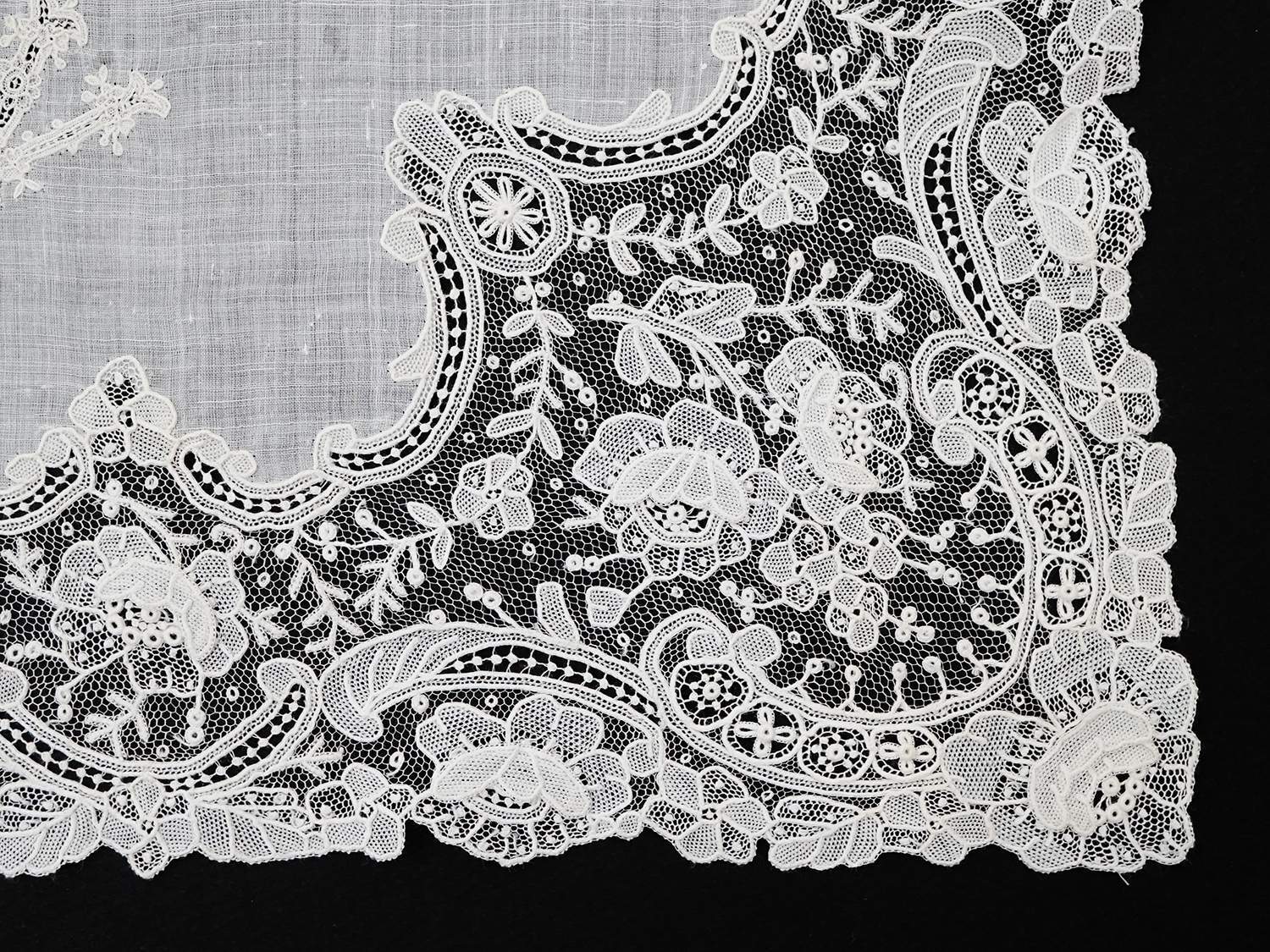 画像16: アンティーク ポワンドローズ  結婚式のハンカチ 【MV】イニシャル刺繍入り 【ポワン・ド・ローズ】　【ポワン・ド・ガーズ】  (16)