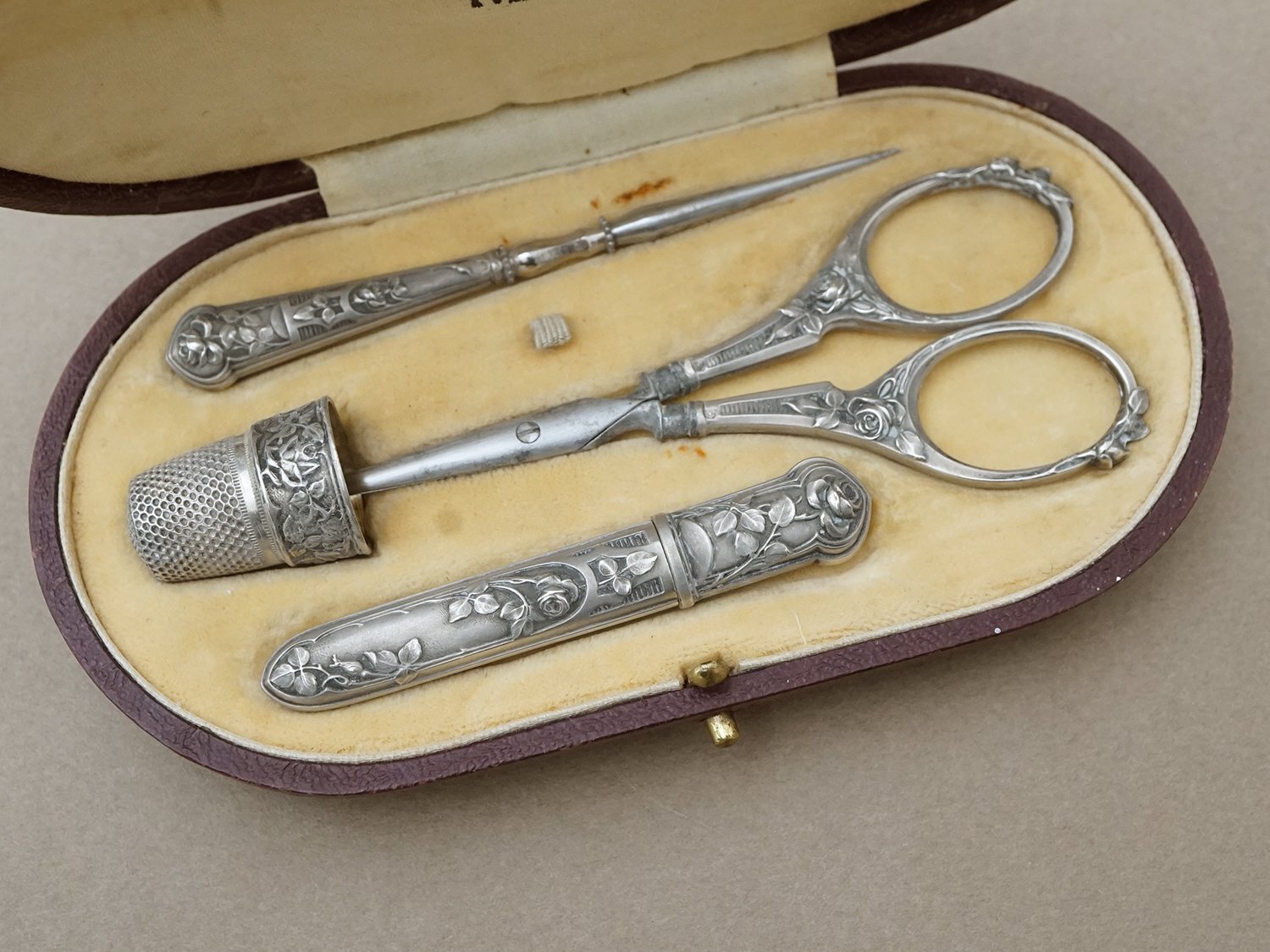 画像2: アンティーク シルバー製 薔薇模様 裁縫道具セット  (2)