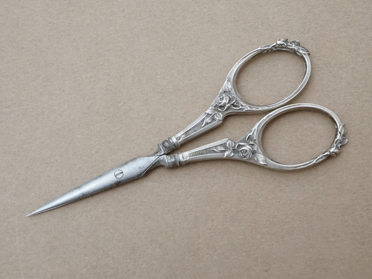 画像10: アンティーク シルバー製 薔薇模様 裁縫道具セット  (10)